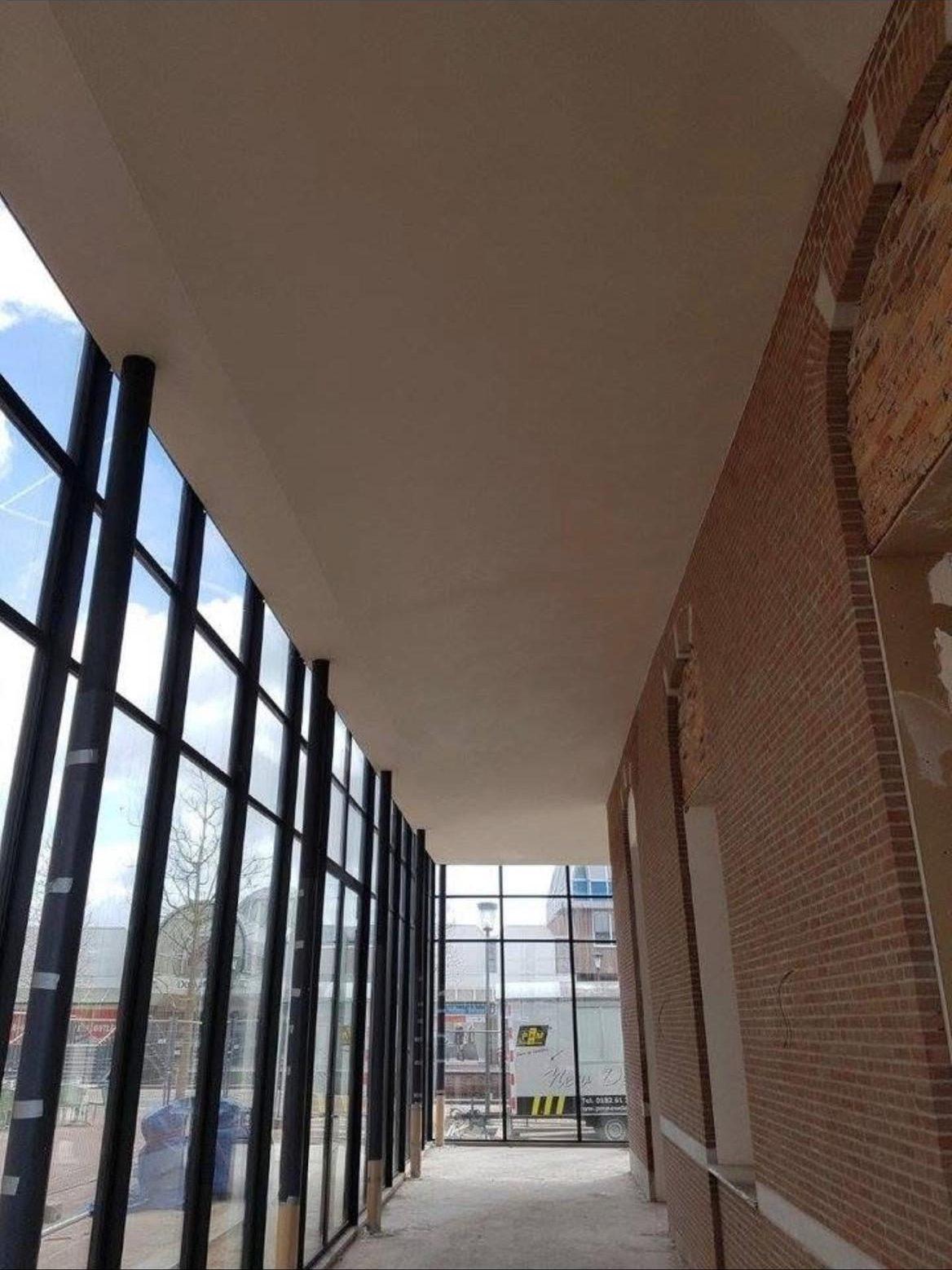 Hetzelfde plafond gezien vanaf de andere kant van de gang
