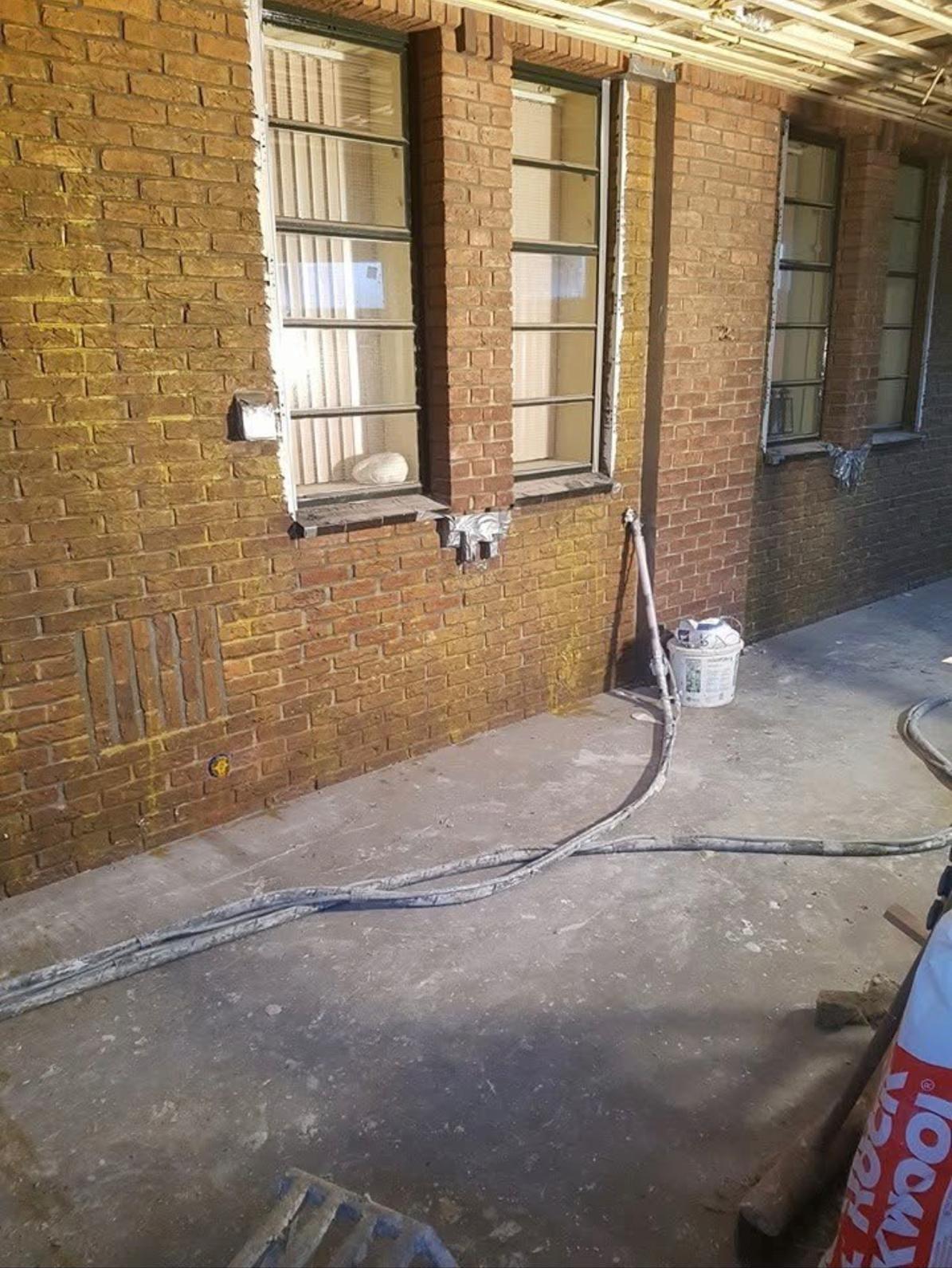 Bakstenen wand met kozijnen voor het stucwerk